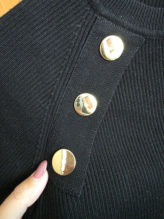 Zara | Camisola preta com detalhes dourados, tamanho S