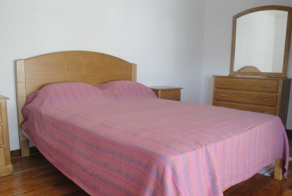 Arrenda-se apartamento mobilado T2, estudantes ou casal, a 10 minutos do centro de Lisboa, junto ao metro de Odivelas. Área calma bons espaços verdes.