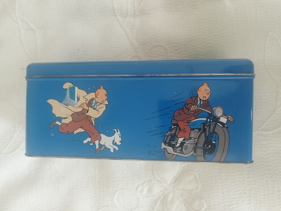 Caixa metálica com personagens da série de banda desenhada As Aventura