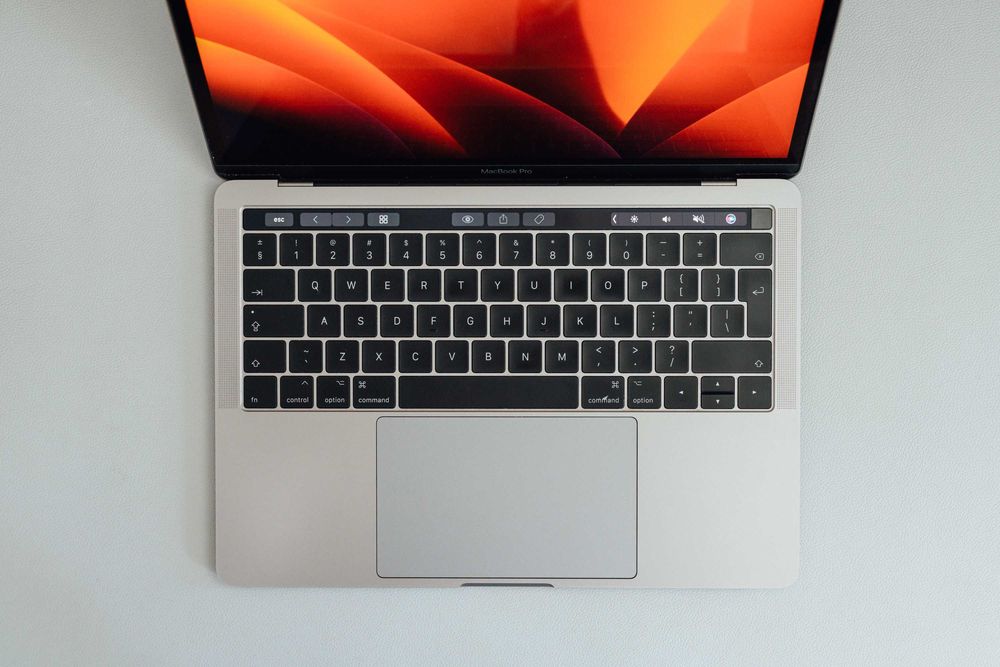 Apple Macbook Pro 13'', Intel Core i7 3,5Ghz z 16GB RAM, 256GB SSD, model A1706, plus Apple Keyboard Bluetooth