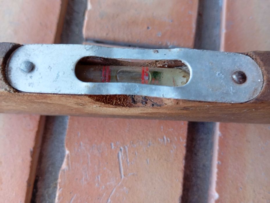 vendo nível de bolhas antigo em madeira.