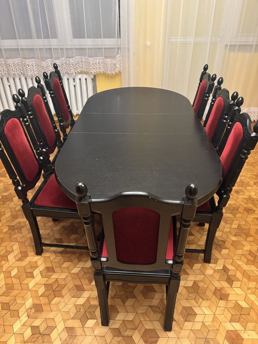 Barek salonowy ze stołem i krzesłami