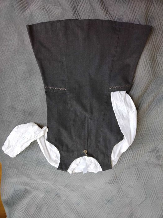 Szara sukieneczka z zapięciem z przodu