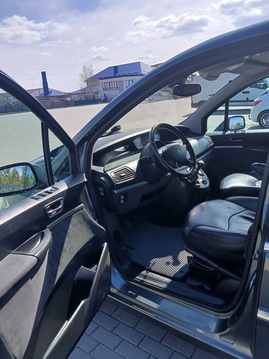 Автомобіль мінівен