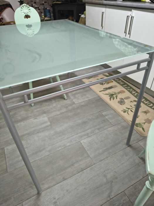 Mesa de vidro de cozinha, em bom estado.