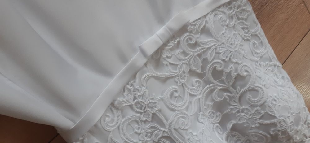 Skromna klasyczna biała suknia ślubna