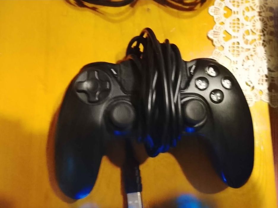 Vendo ps4 com um comando e 4 jogos