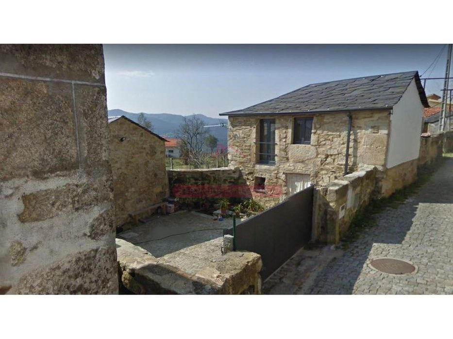 Duas moradias (1 moradia V1 + 1 moradia V2) em Alvarenga, Arouca