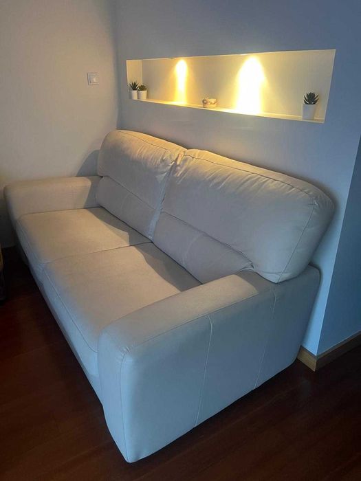 Sofá em pele bege de 2 lugares