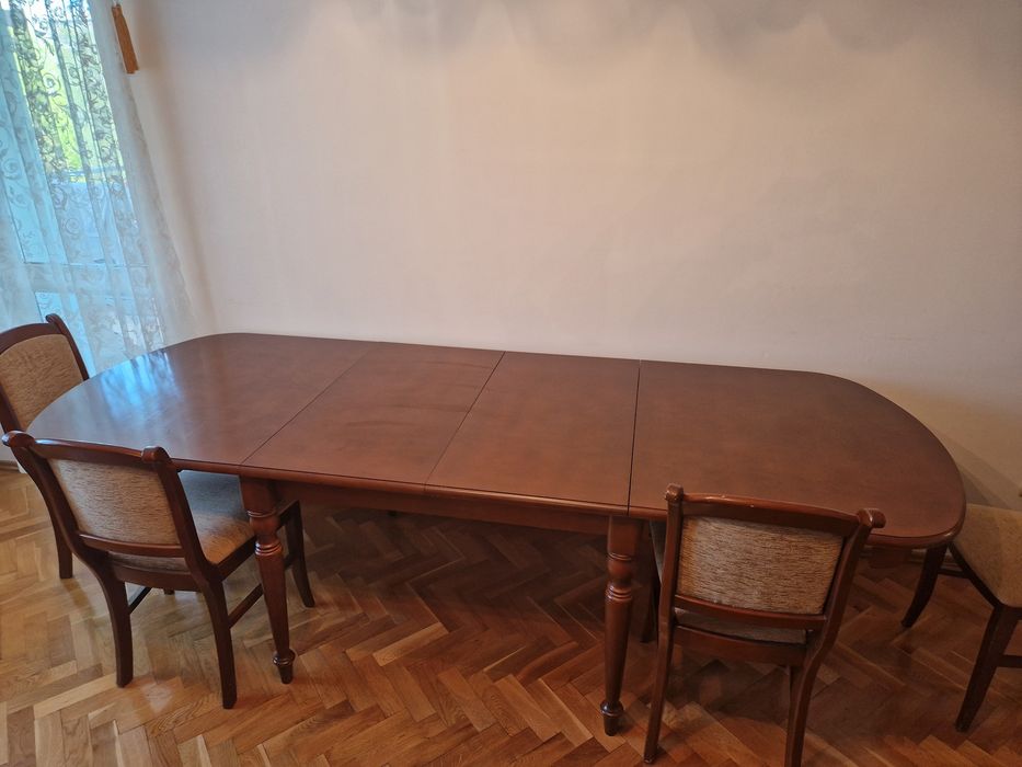 Stół z drewna z krzesłami