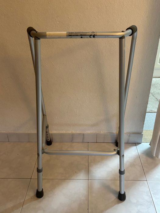 Andarilho ajustável