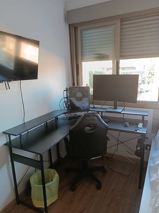 Secretária gaming com tomadas e portas USB