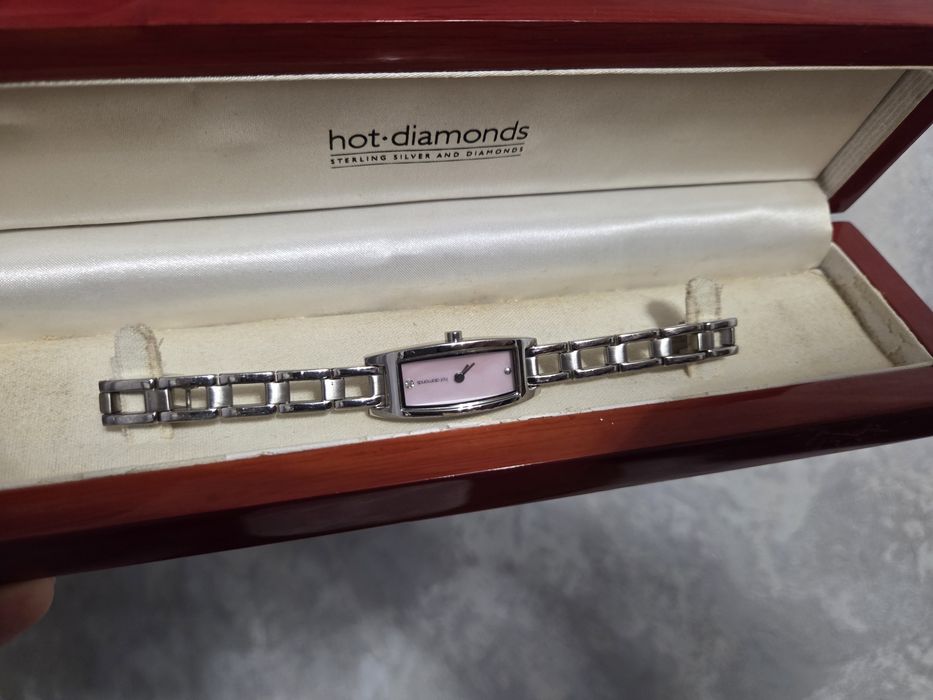 Жіночий кварцовий годинник Hot Diamonds T036 в оригінальній коробці