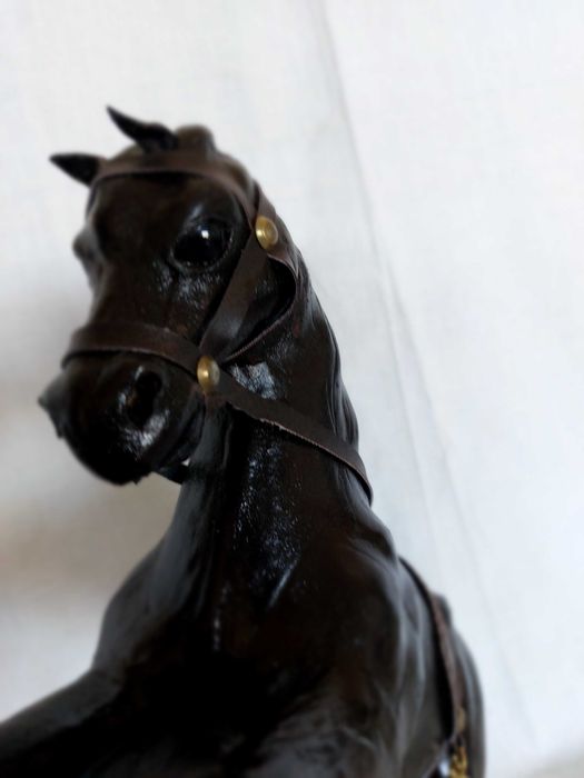 Cavalo de madeira revestido a couro