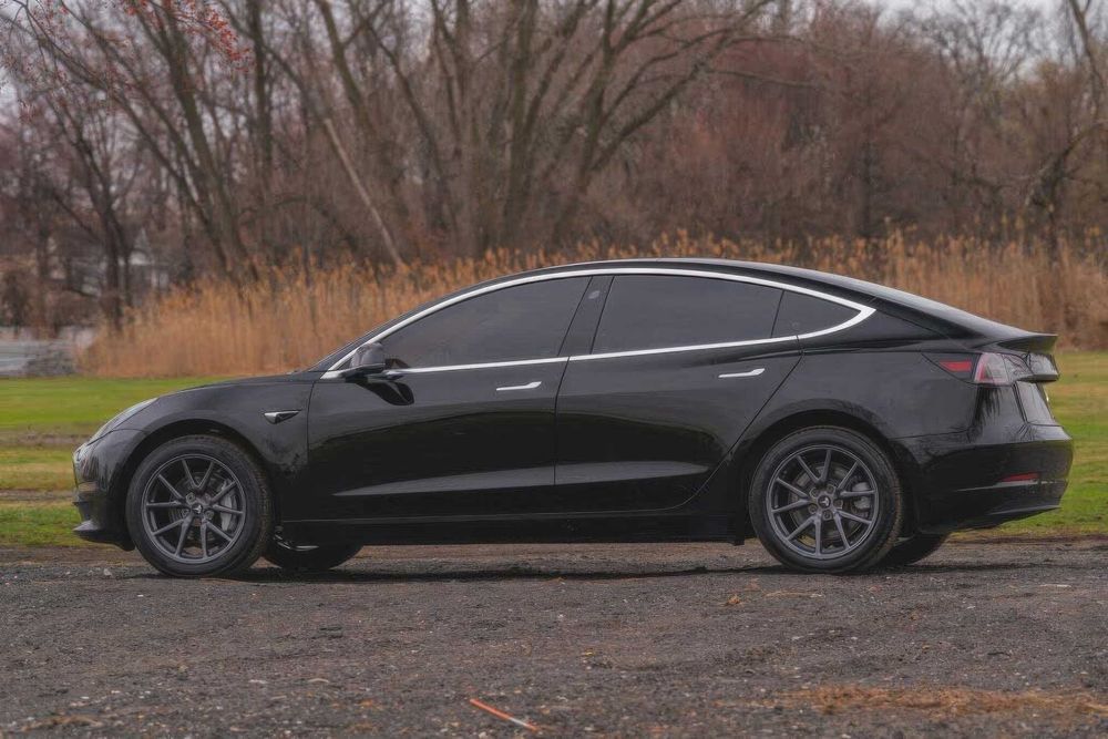 Tesla Model 3      2023