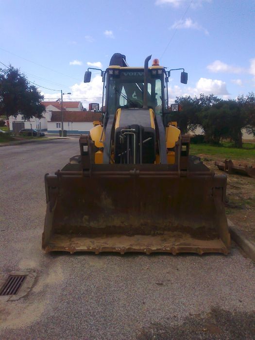Serviço Retroescavadora com Manobrador.