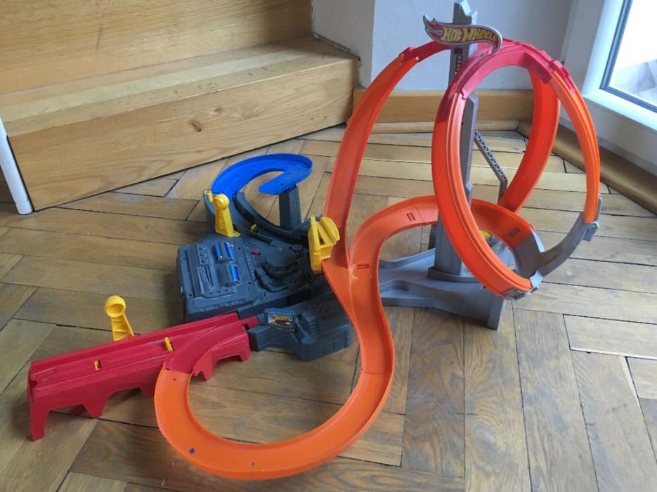 Duże Tory Hot Wheels wraz z autkami.