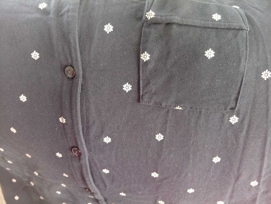 Camisa de dormir azul escuro e branco, com bolso
