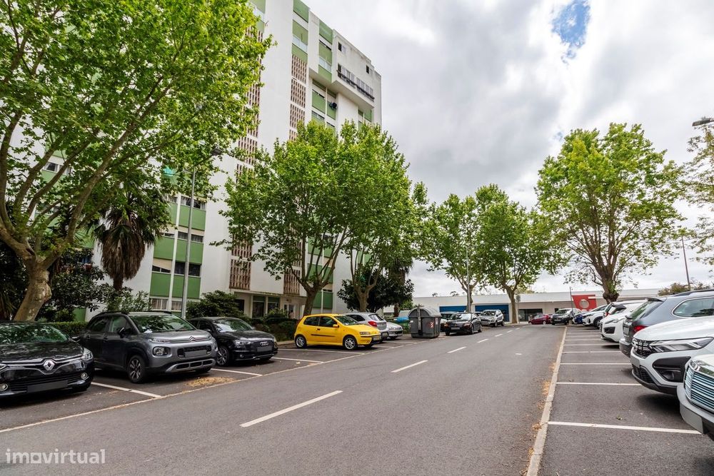 Apartamento T3+1 c/ Marquise em Santo António dos Cavaleiros