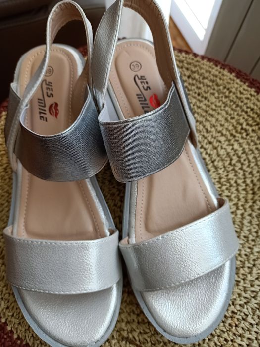 Nowe sandały damskie na koturnie