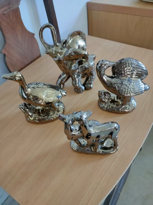 Conjunto de animais cor de bronze.