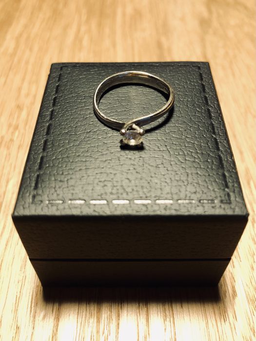 Pierścionek zaręczynowy białe złoto diament