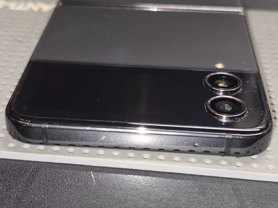 Używany - Samsung Galaxy Z Flip 4 128GB Czarny - GSM Baranowo