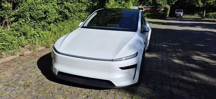 Tesla  model Y 2025