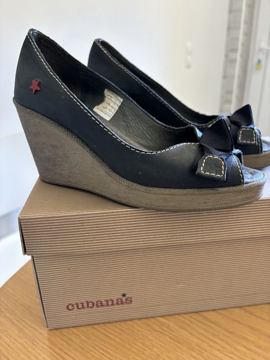 Sapatos de salto em cunha marca Cubanas