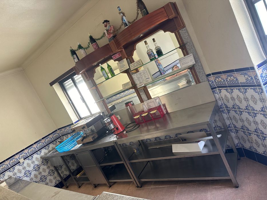 Balcão de café prateleiras e bancada em inox