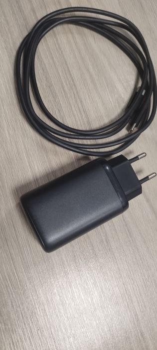 Ładowarka z wieloma portami w tym USB-C, USB-A