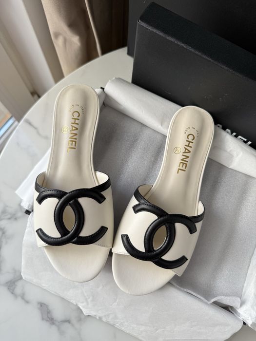 Klapki Chanel White Leather