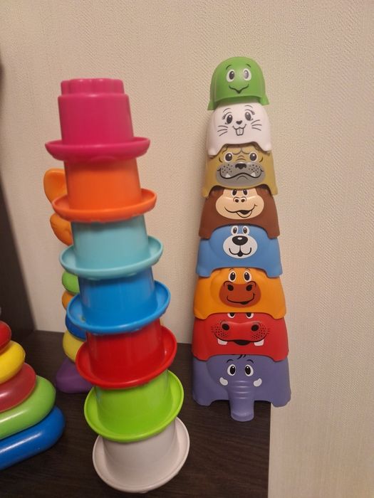 Дитячі іграшки, пірамідки,яйця та інше