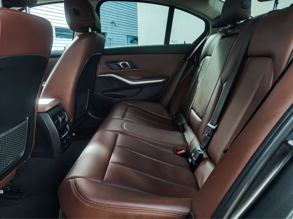 BMW 330e estofos em pele com garantia