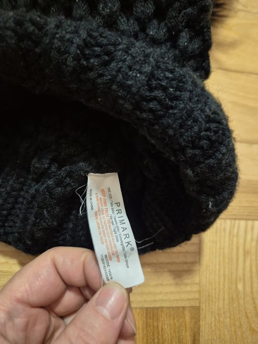 Czarna czapka dla dziecka