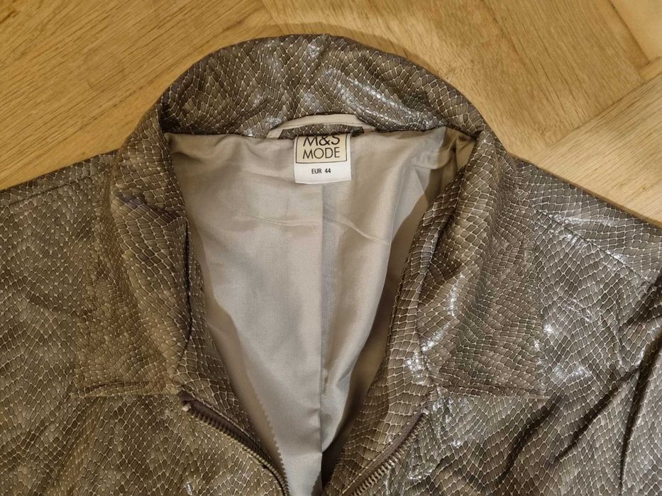 Продам женскую куртку ,дождевик,р.48,б.у