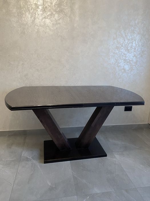 Стіл на кухню або вітальню