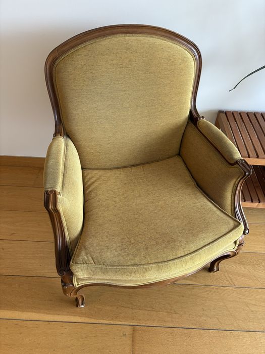 Cadeirão madeira e veludo amarelo