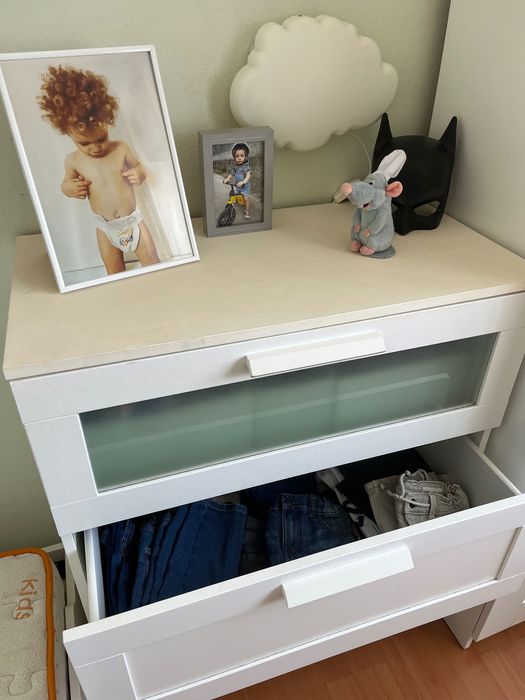 Quarto criança- cama, colchão, cómoda, roupeiro e secretária