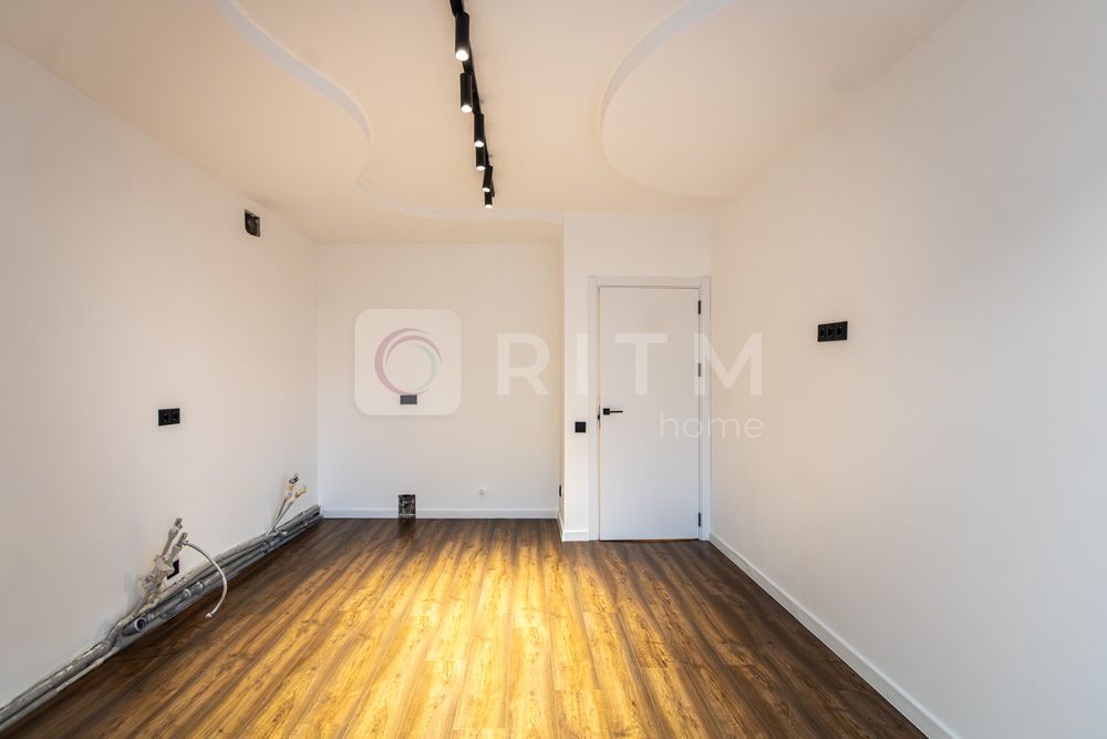 Продається простора 2-к. кв. з ремонтом  біля озера.