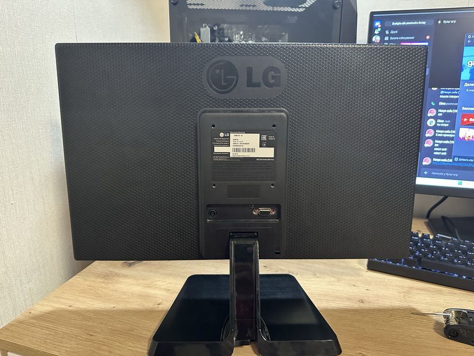 Монитор Lg 19" 60гц з переходником