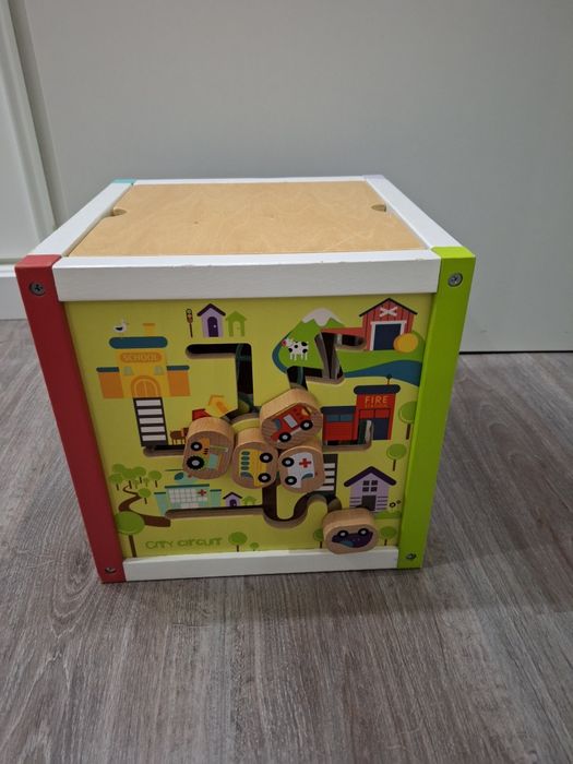 Cubo de atividades estilo Montessori