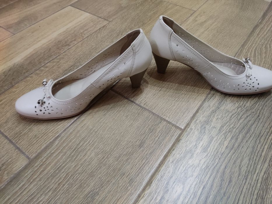 Kremowe pantofle buty Lasocki 41 skóra bdb jak nowe