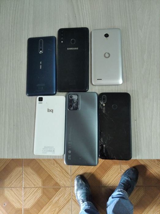 6 telemóveis p/ reparação