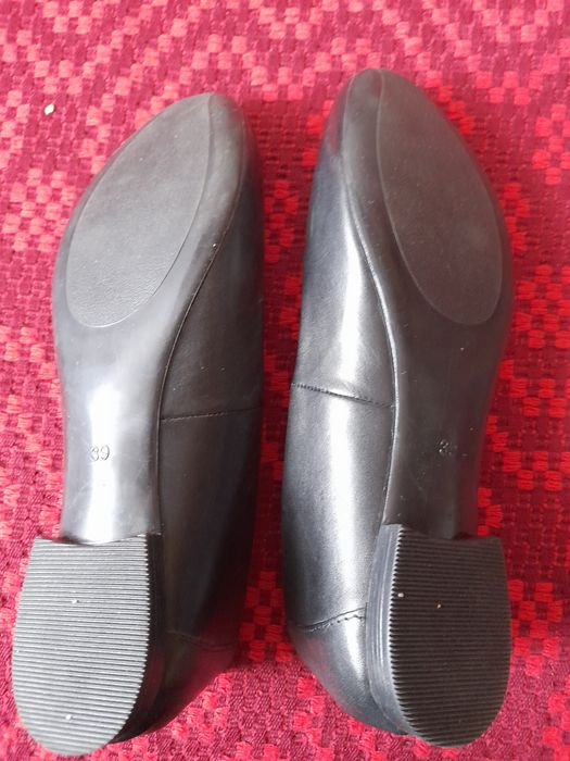 Pantofle skórkowe typu balerinki.