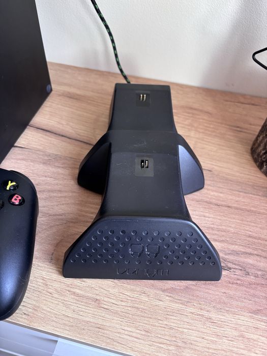 Xbox series X z napędem i dwoma padami