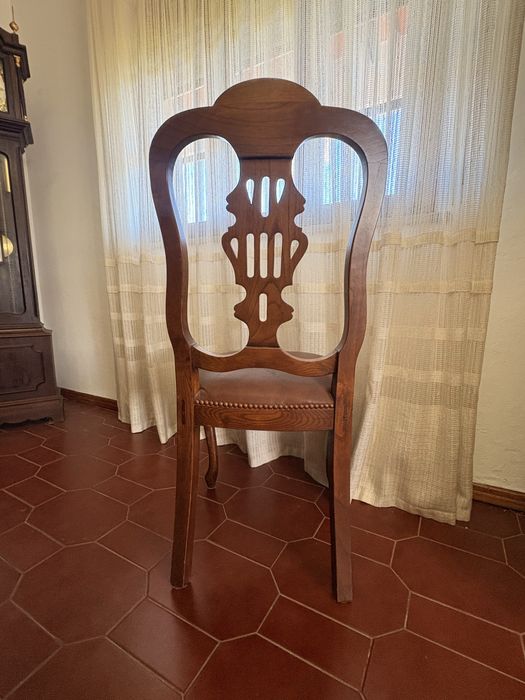 8 Cadeiras mesa de jantar, madeira e pele