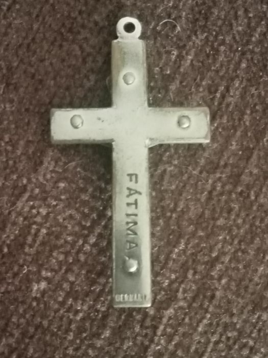 Bela caixa,tipo livro,com motivo ( Cristo) em prata