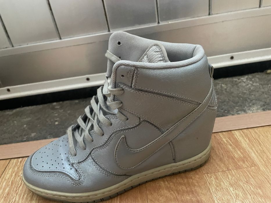 Sapatilhas em estilo bota, marca Nike