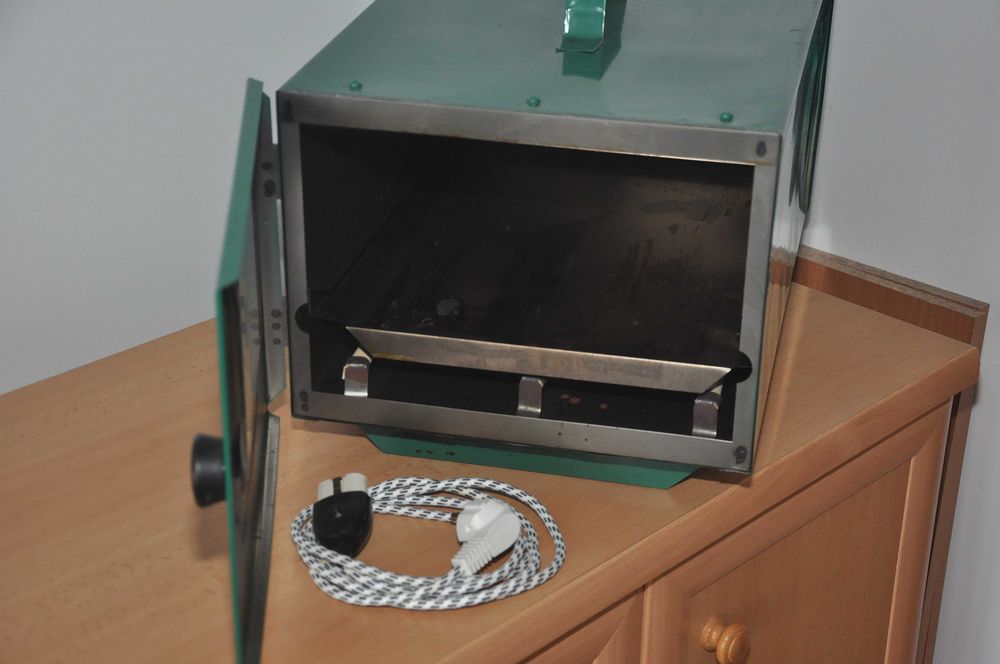 Opiekacz elektryczny 900W